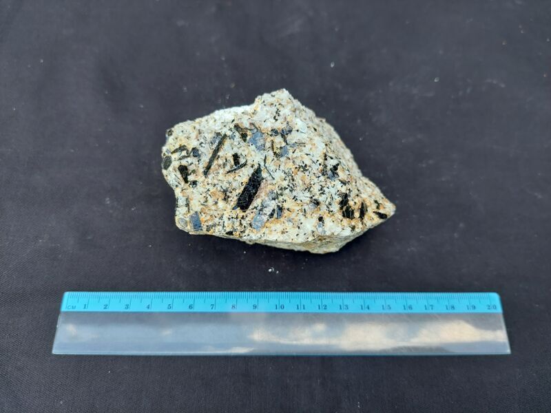 granit s turmalinima