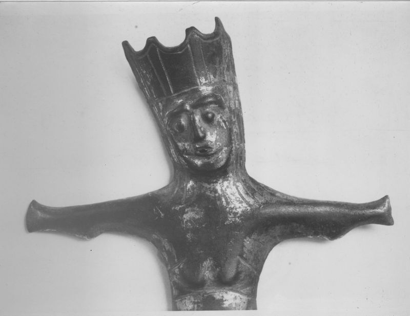 Sisak - Figura s krunom Fridrika I., kruna ima četiri visoka režnja (podatak od prof. V. Hoffilera, 1951.)