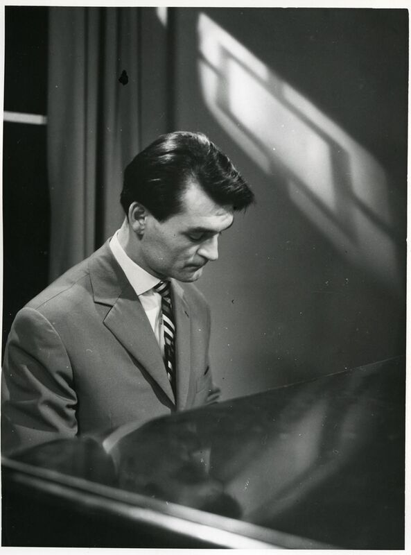 Ivo Robić svira klavir