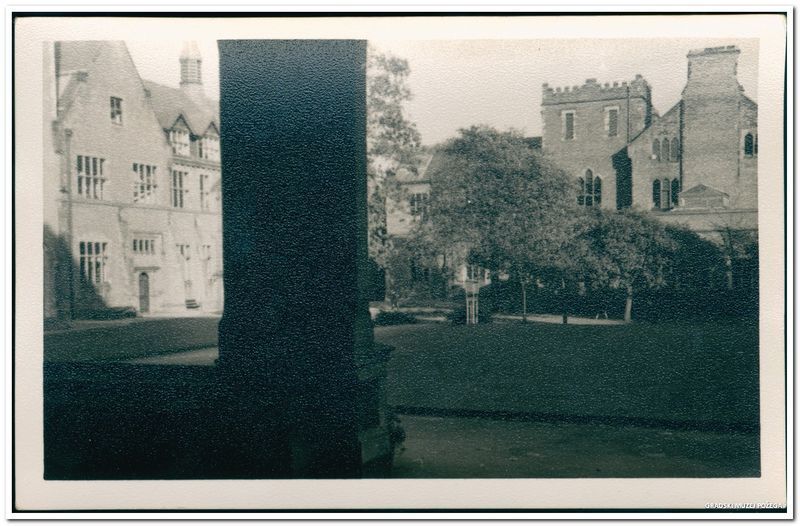 Fotografija dvorišta unutar Queen's University, Belfast