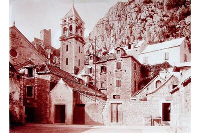 Omiš, Crkva sv. Mihovila i Peovica
