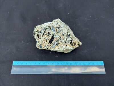 granit s turmalinima