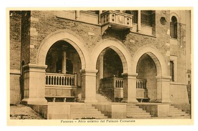 Parenzo - Atrio esterno del Palazzo Comunale