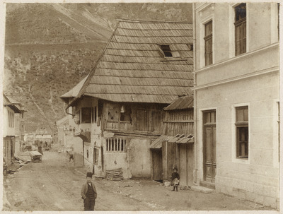 Travnik: radnje u Gornjoj čaršiji preko puta kavane "Lipa" (