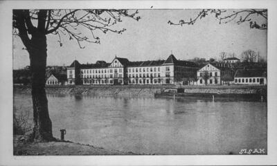 Sisak - Veduta grada uz lučki nasip sa zdanjem Domobranske v