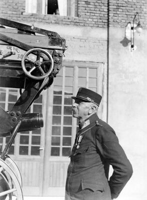 Iza automobila