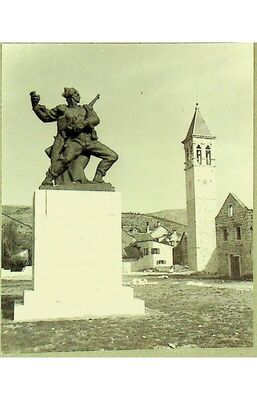 Trogir, Skulptura partizana