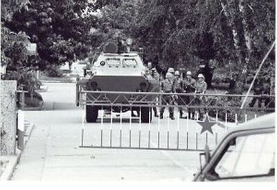 Oklopno vozilo JNA pred izlazak iz vojarne „Maršal Tito” u N