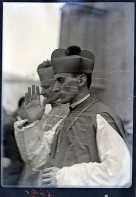 Stepinac na putu u Katedralu
