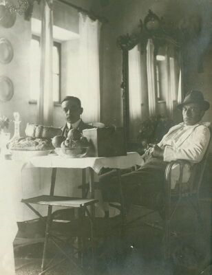 Za stolom
