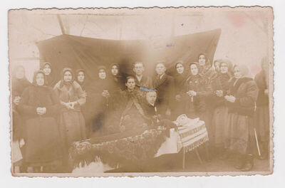 Grupna fotografija ljudi pored pokojnice