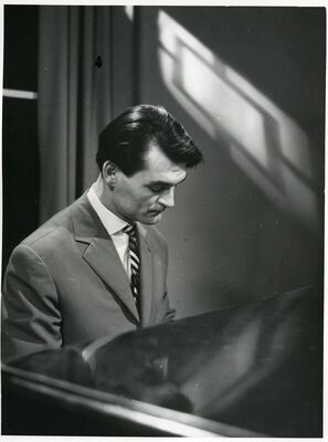 Ivo Robić svira klavir