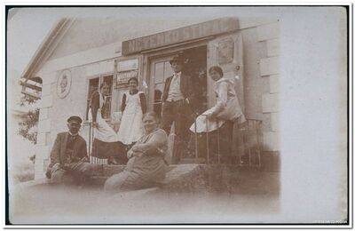 Radnici pred trgovinom