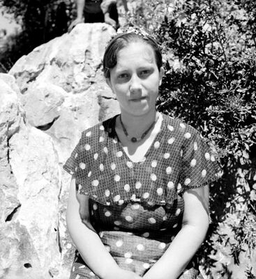 Žena u točkastoj bluzi