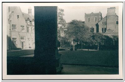 Fotografija dvorišta unutar Queen's University, Belfast