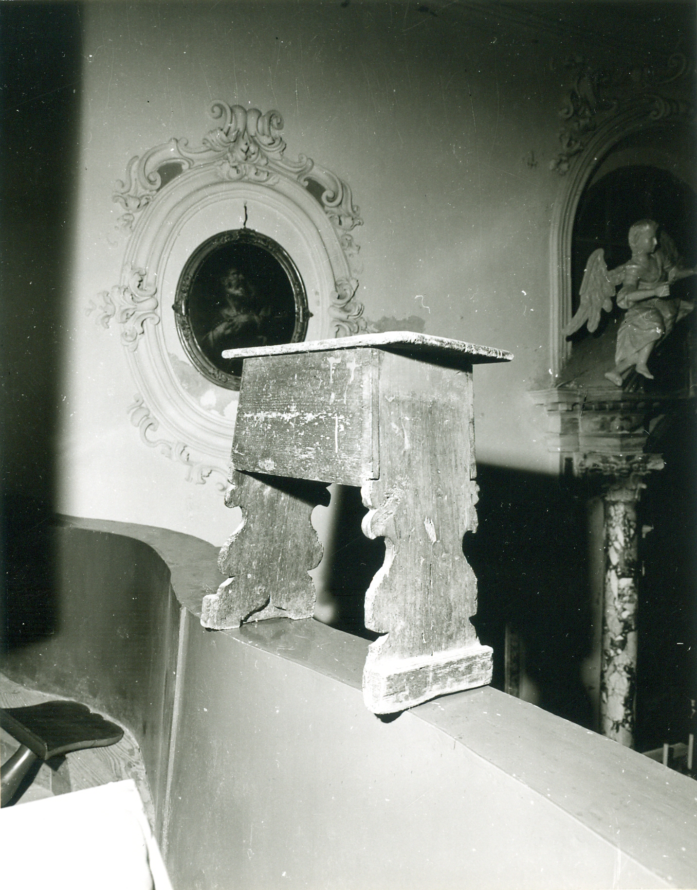 Nino Vranić, Trogir (Trogir) - Benediktinski samostan Sv. Nikole - Detalj - klupica na ogradi pjevališta