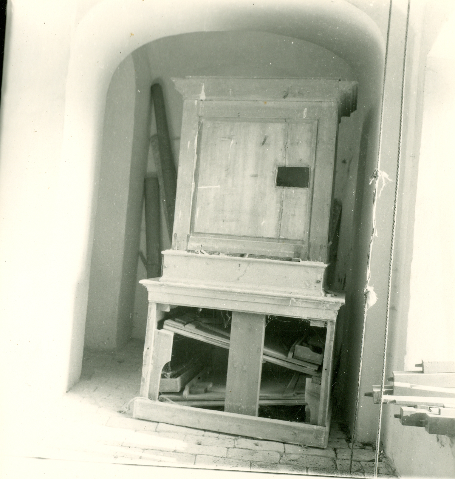 Nino Vranić, Apatovac (Križevci) - Kapela Sv. Petra - Pogled sa strane na pozitiv, kućište za mijeh otvoreno