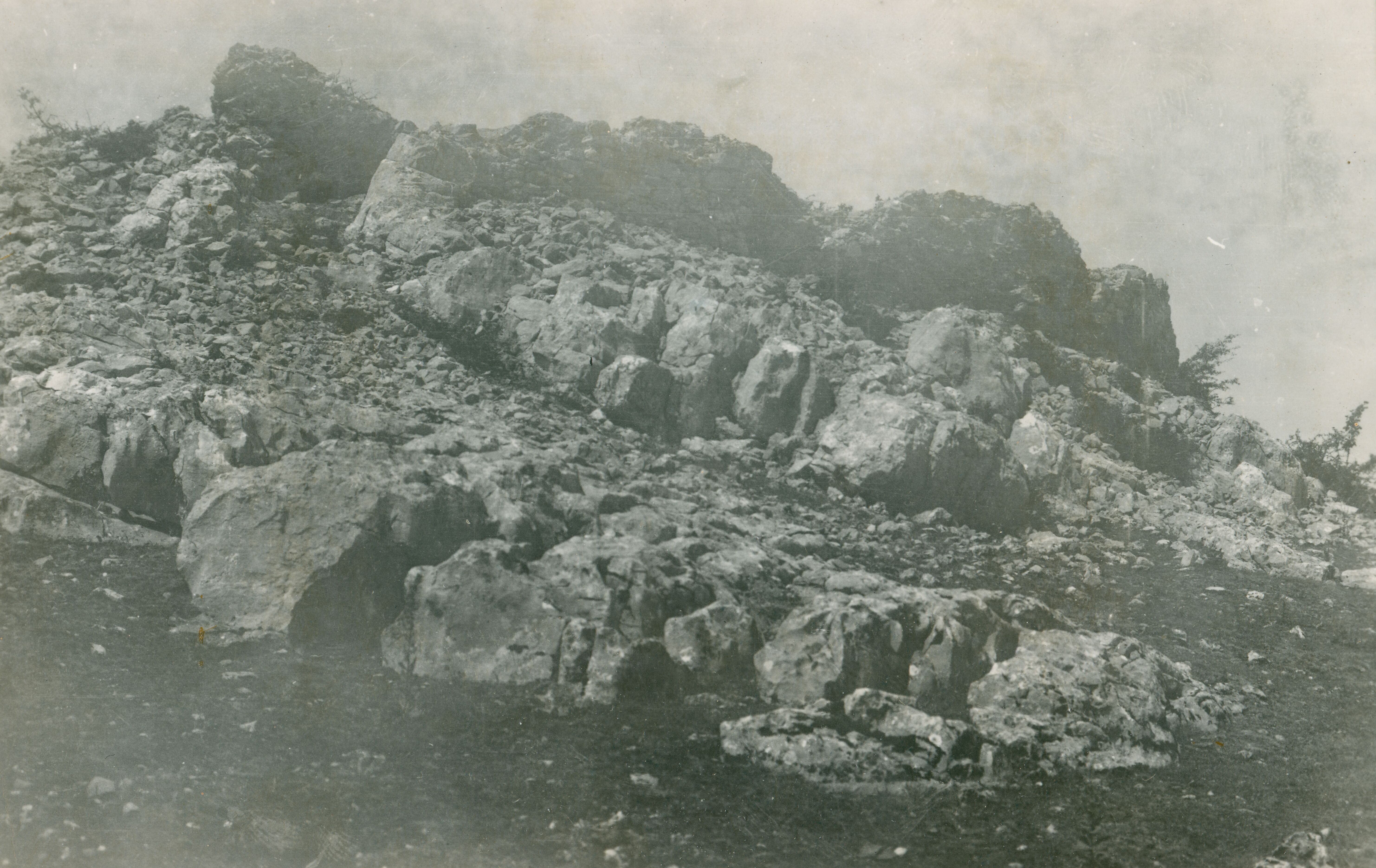 Većeslav Henneberg, Medak - Gradina Medak, zidine izbliza