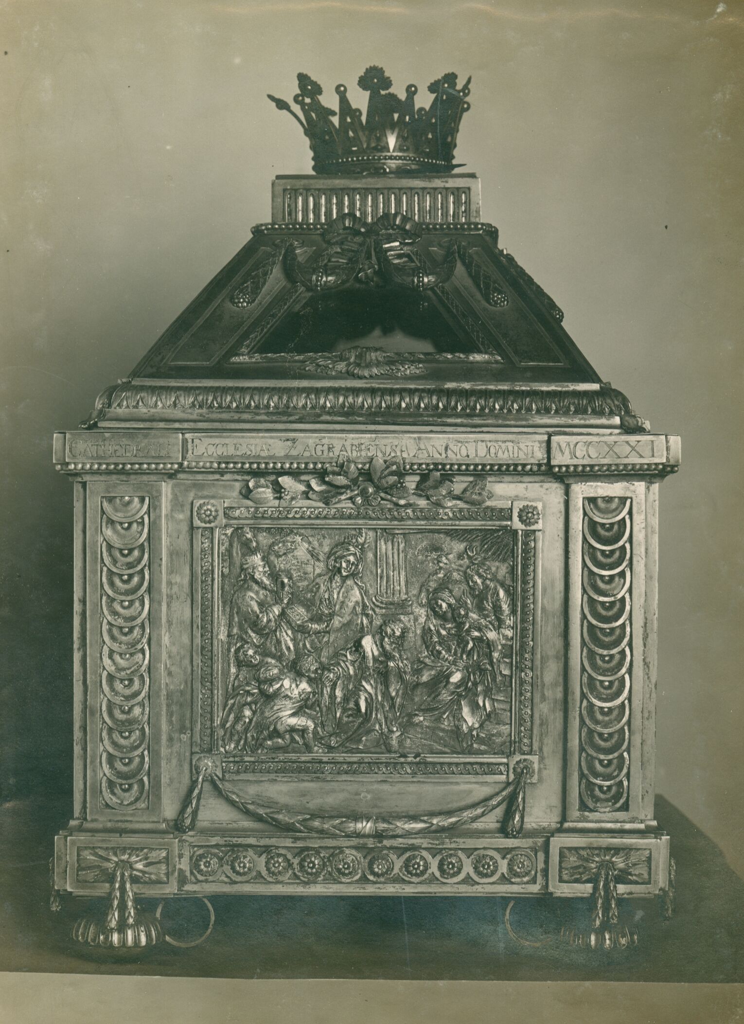 Vladimir Tkalčić, Zagreb - Zagrebačka katedrala - Relikvijar u obliku sarkofaga od srebra sa zlatnom krunom, izrađen 1780. godine u Beču