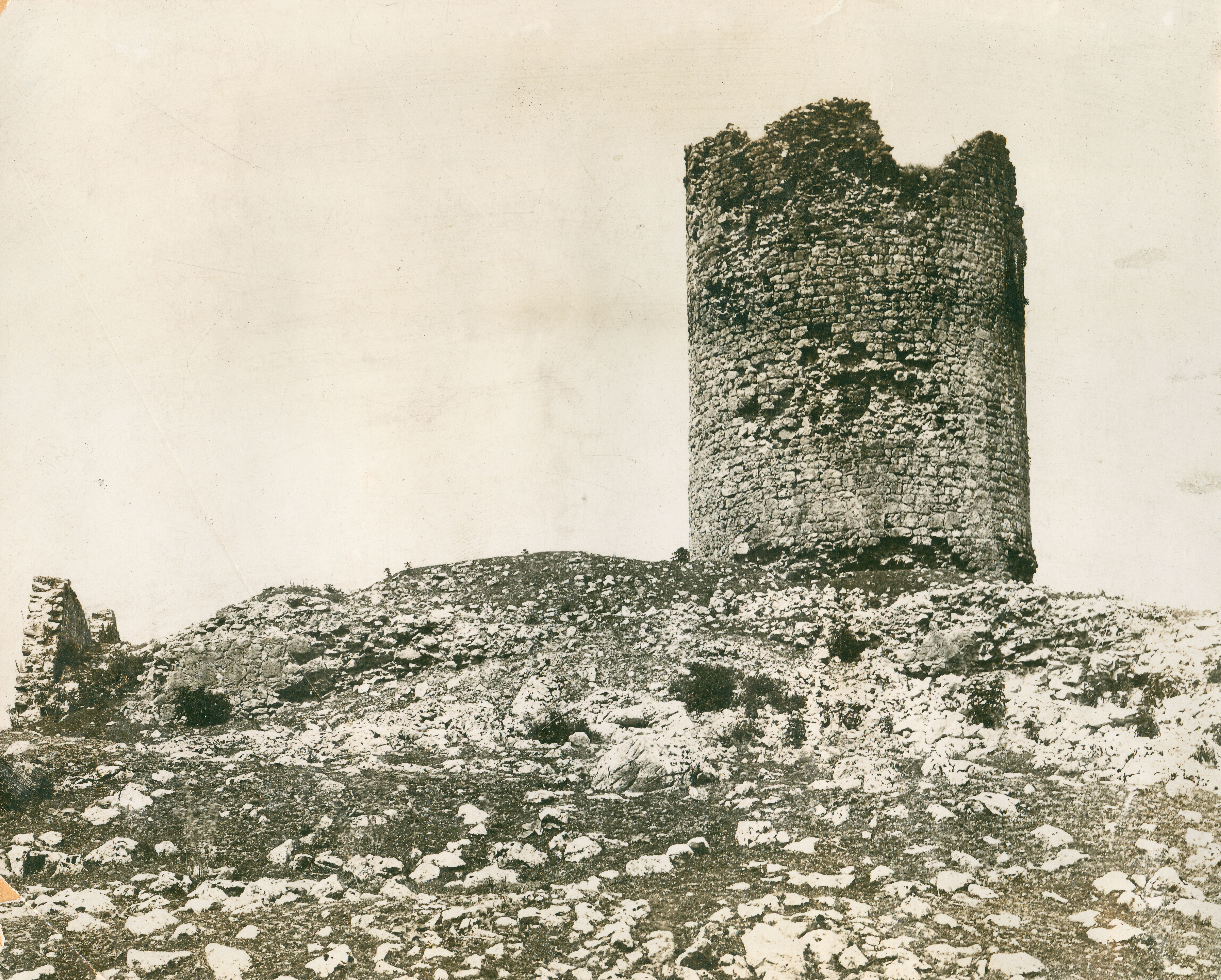 Emil Laszowski (?), Perušić - Grad Perušićkih, a od 16. st. turski; 1553. godine utvrdio ga je Malkoč-beg te je kula dobila ime po njemu