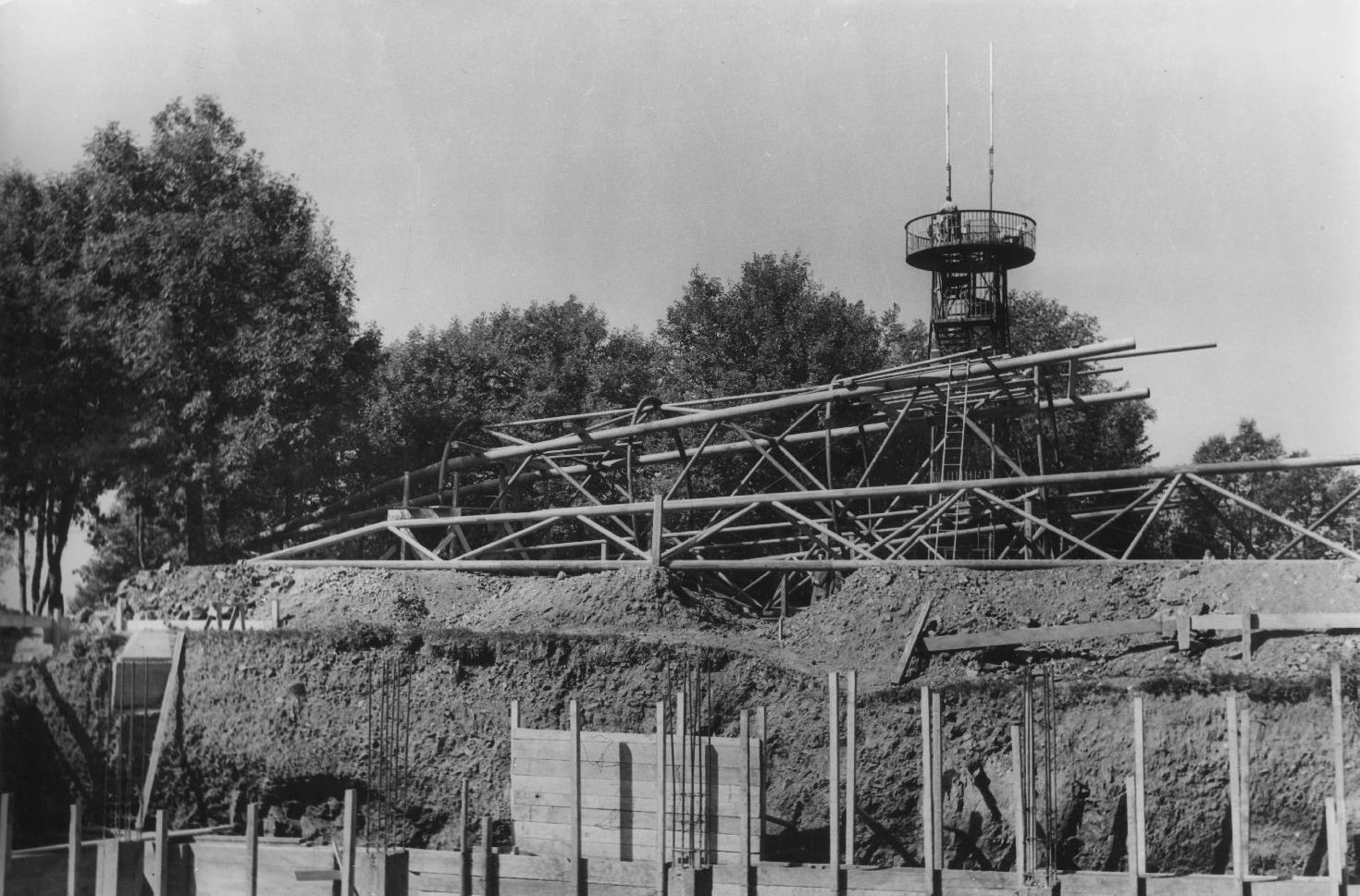 Vladimir Horvat, Medvednica - Gradnja piramide