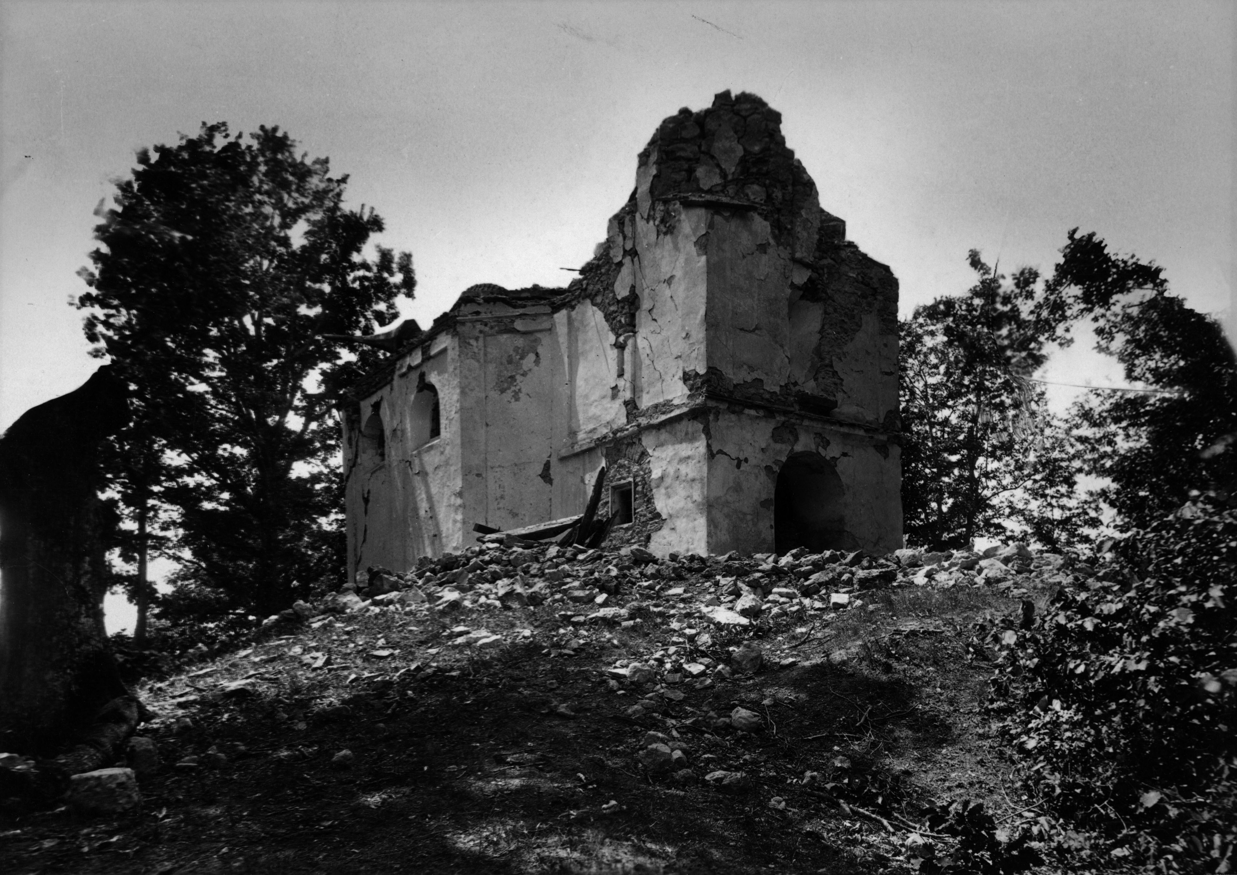 Ivan Standl, Stenjevec, kapela sv. Antuna, vanjština, pogled izvana, nakon potresa; kapela je napuštena nakon razornog potresa, da bi na istom mjestu 1927. godine bila podignuta nova