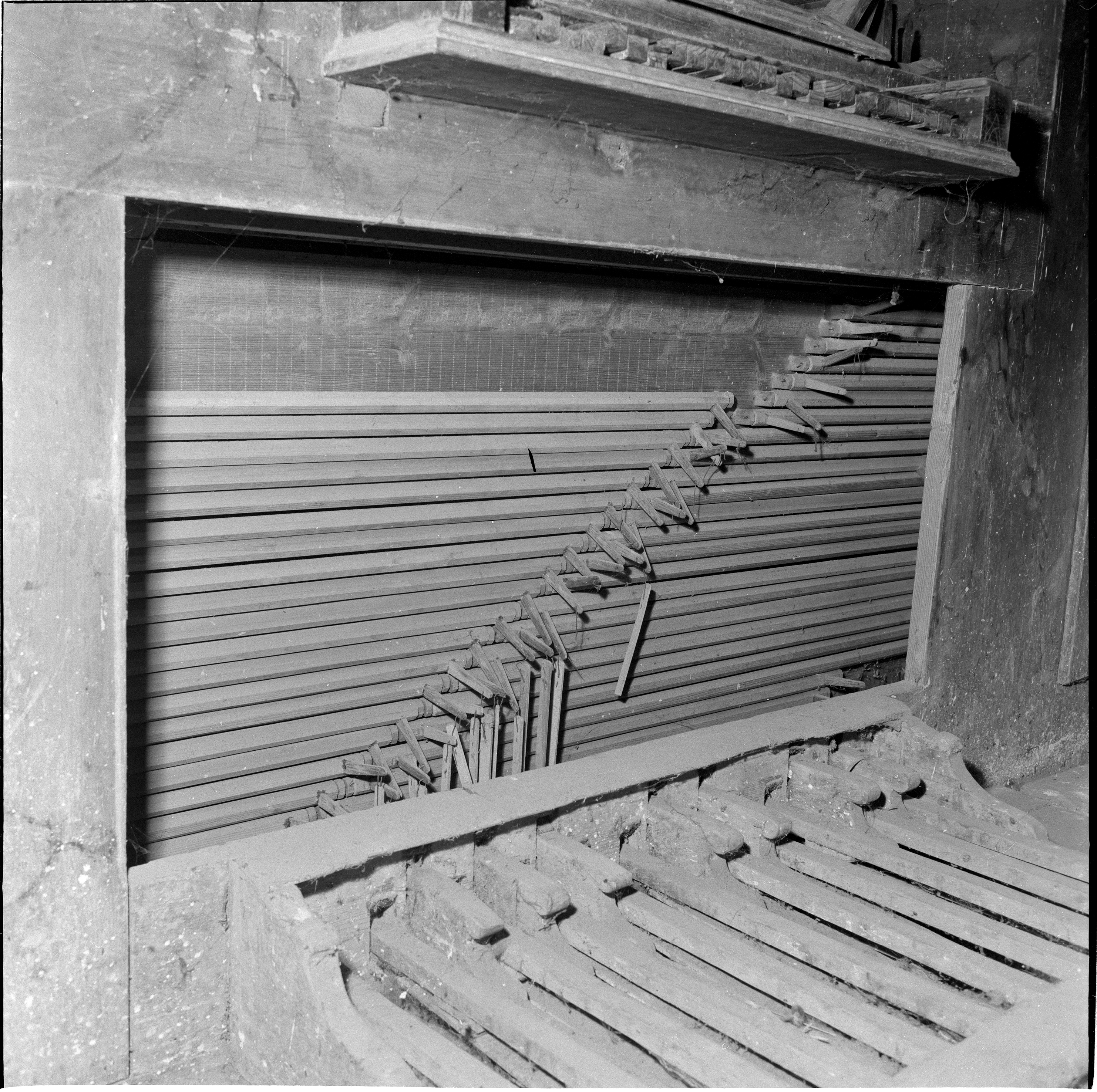 Nino Vranić, Sela (Sisak) - Župna crkva Sv. Marije Magdalene - Detalj sviraonika - kopule, pedal i klavijature