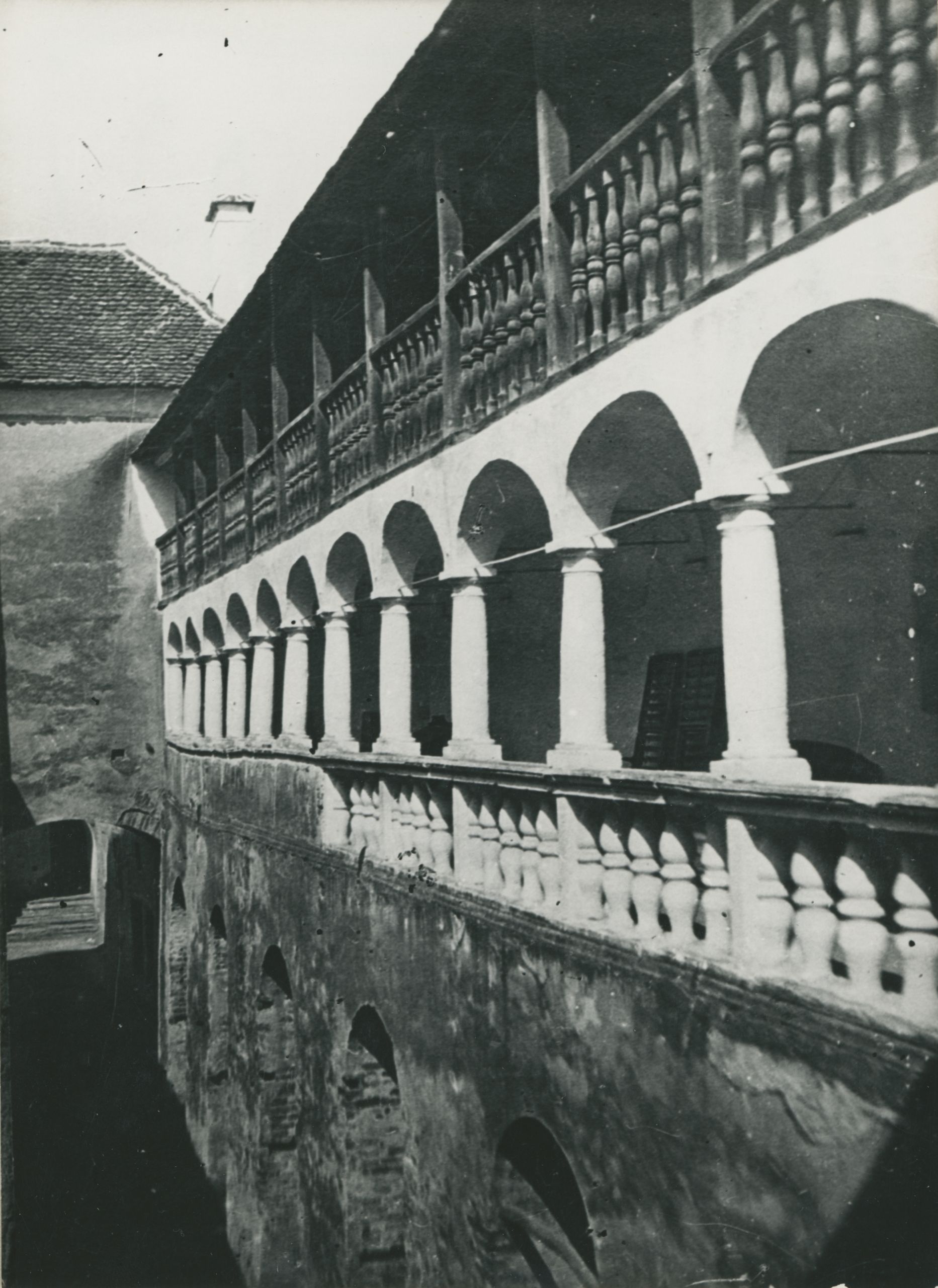 Gjuro Szabo, Varaždin - Stari grad, galerija na pročelju