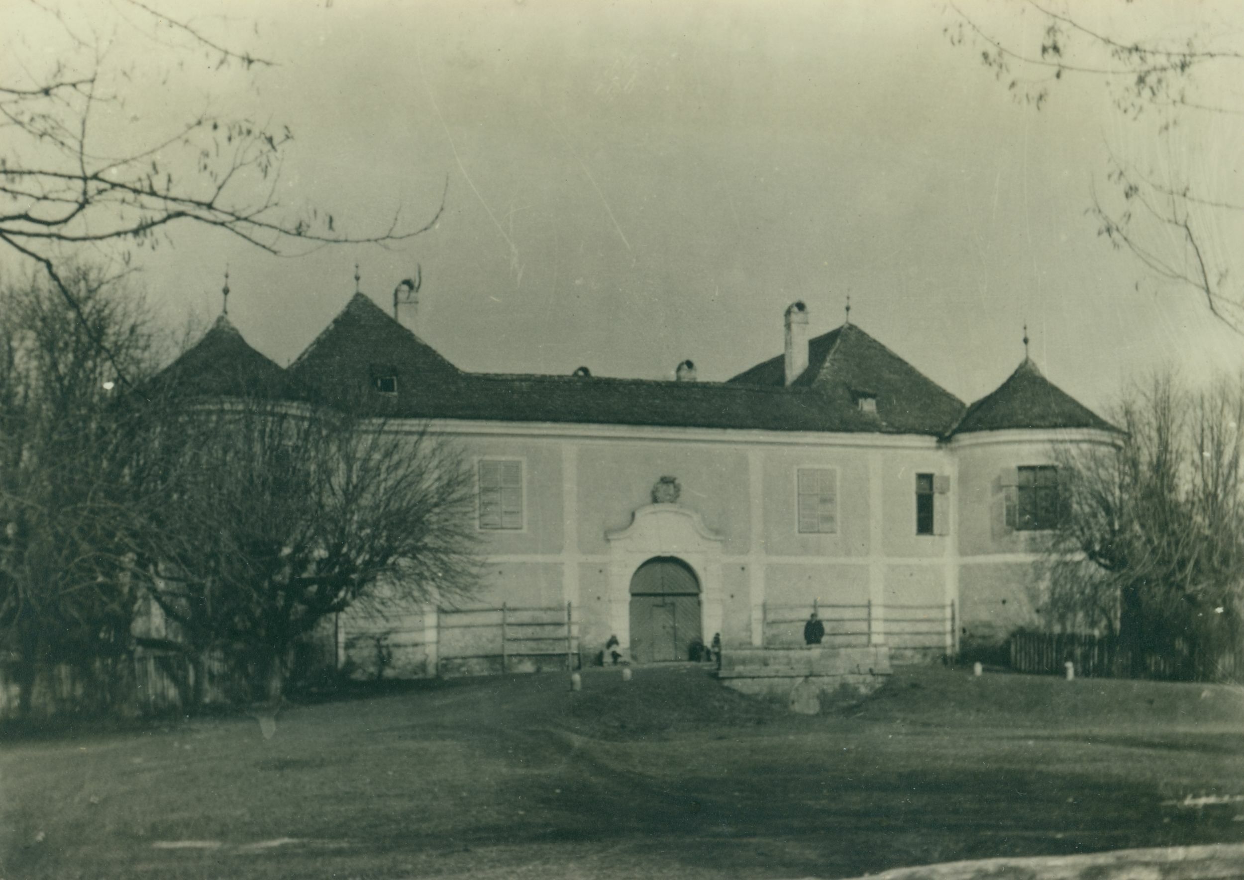 Emil Laszowski, Cernik - Dvor Kulmera, pročelje s glavnim ulazom