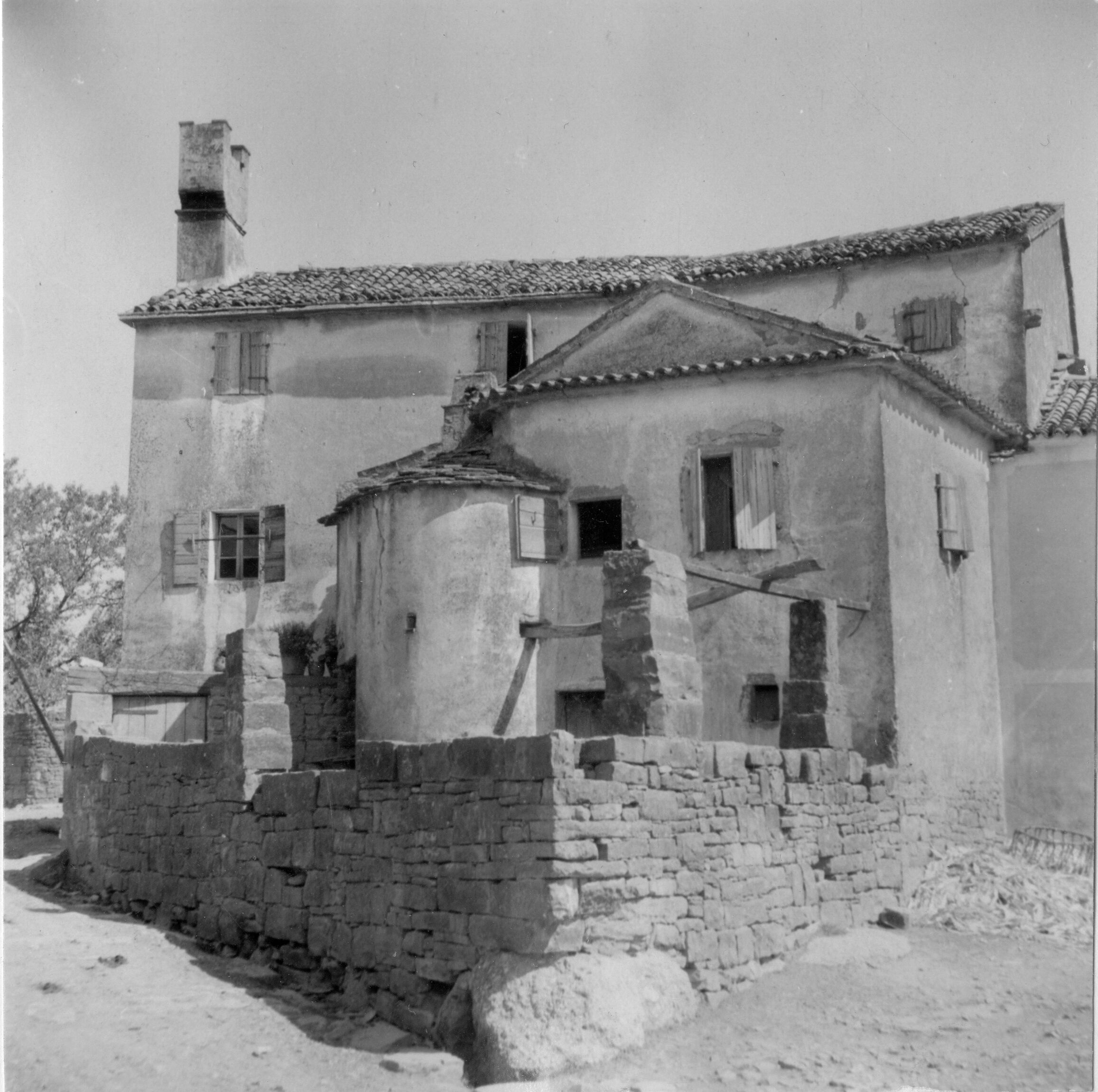 Branko Fučić, Oskoruš (Buje), seljačka kuća