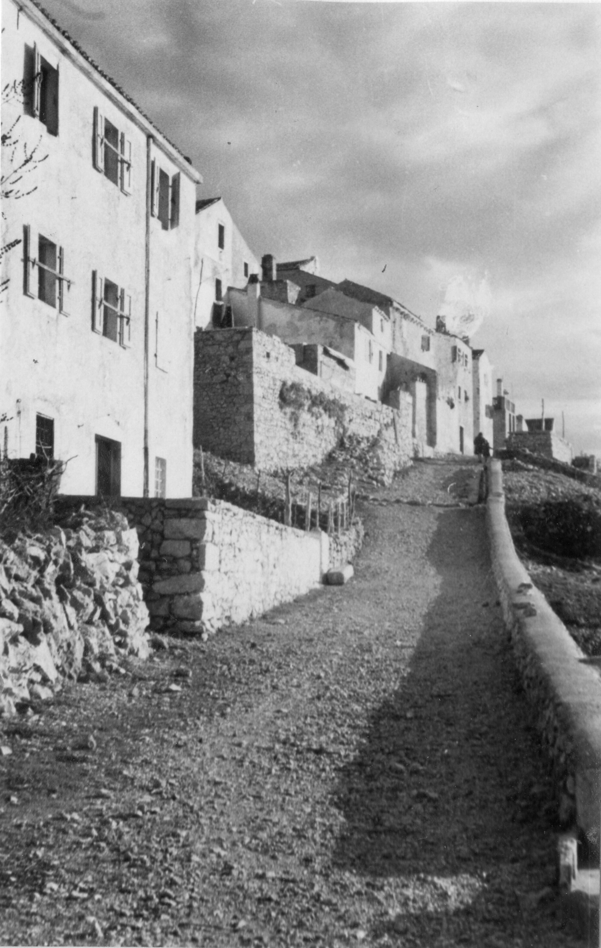 Branko Fučić, Ustrine (Mali Lošinj), potez kuća s pristupnim putom