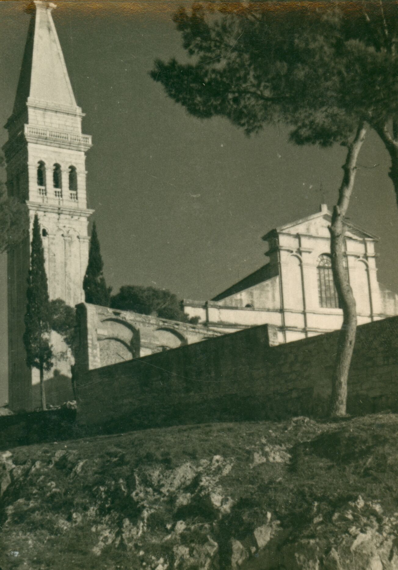 Branko Fučić, Rovinj, Župna crkve sv. Eufemije, dio pročelja i zvonik