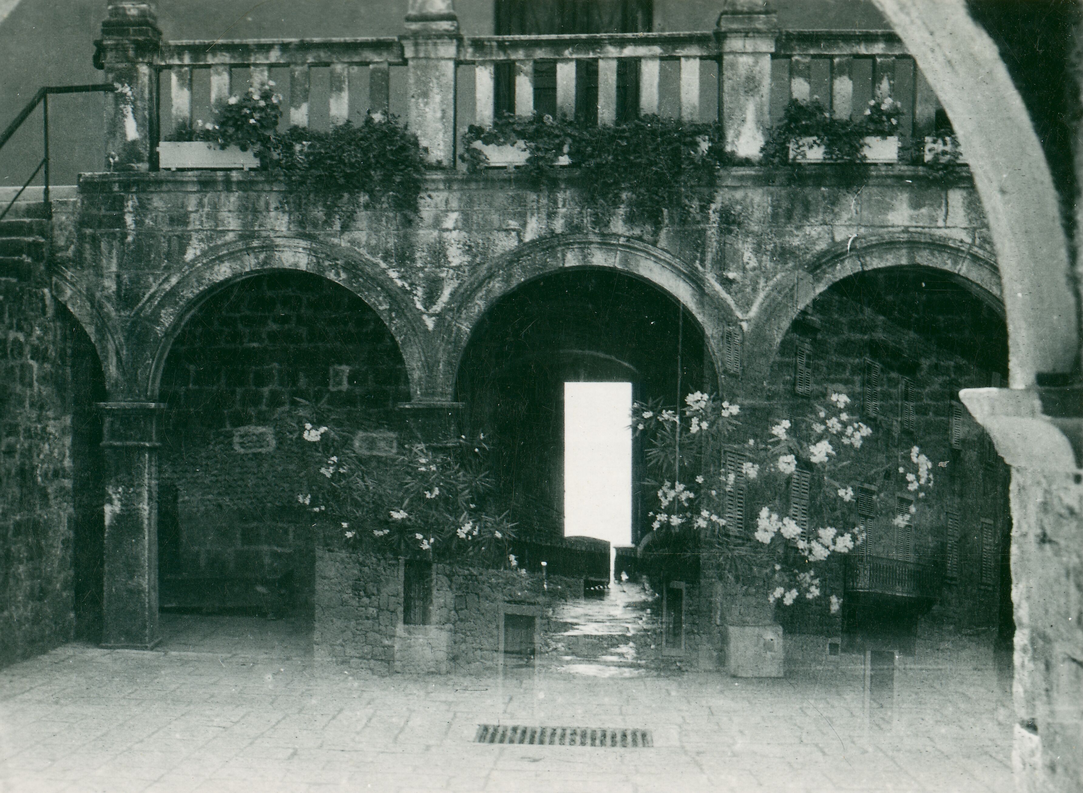 Većeslav Henneberg, Kaštel Lukšić - arkade renesansne u dvorištu kaštela