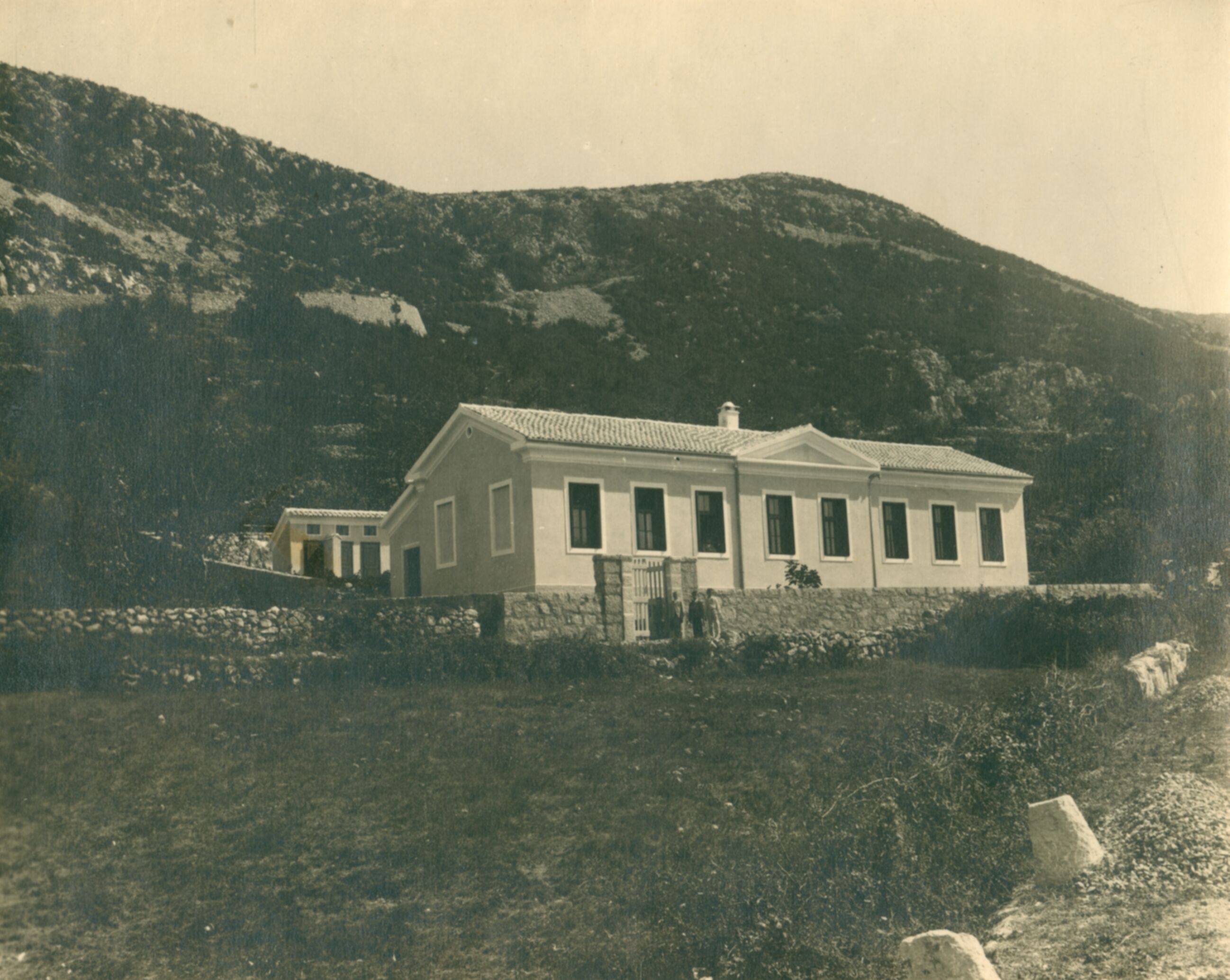 Hinko Krapek (?), Križišće – pučka škola, tipska u ono vrijeme, u krajoliku