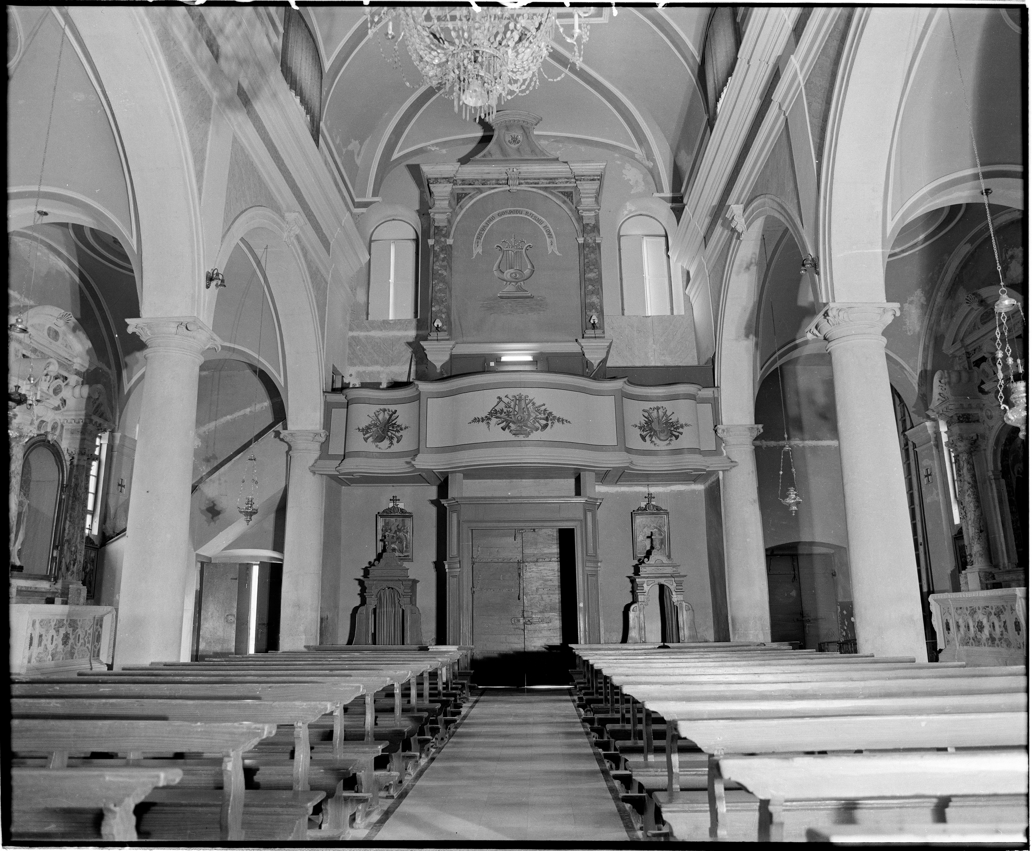 Jug, Milna - Župna crkva Blažene Gospe od Blagovjesti - Smještaj u prostoru