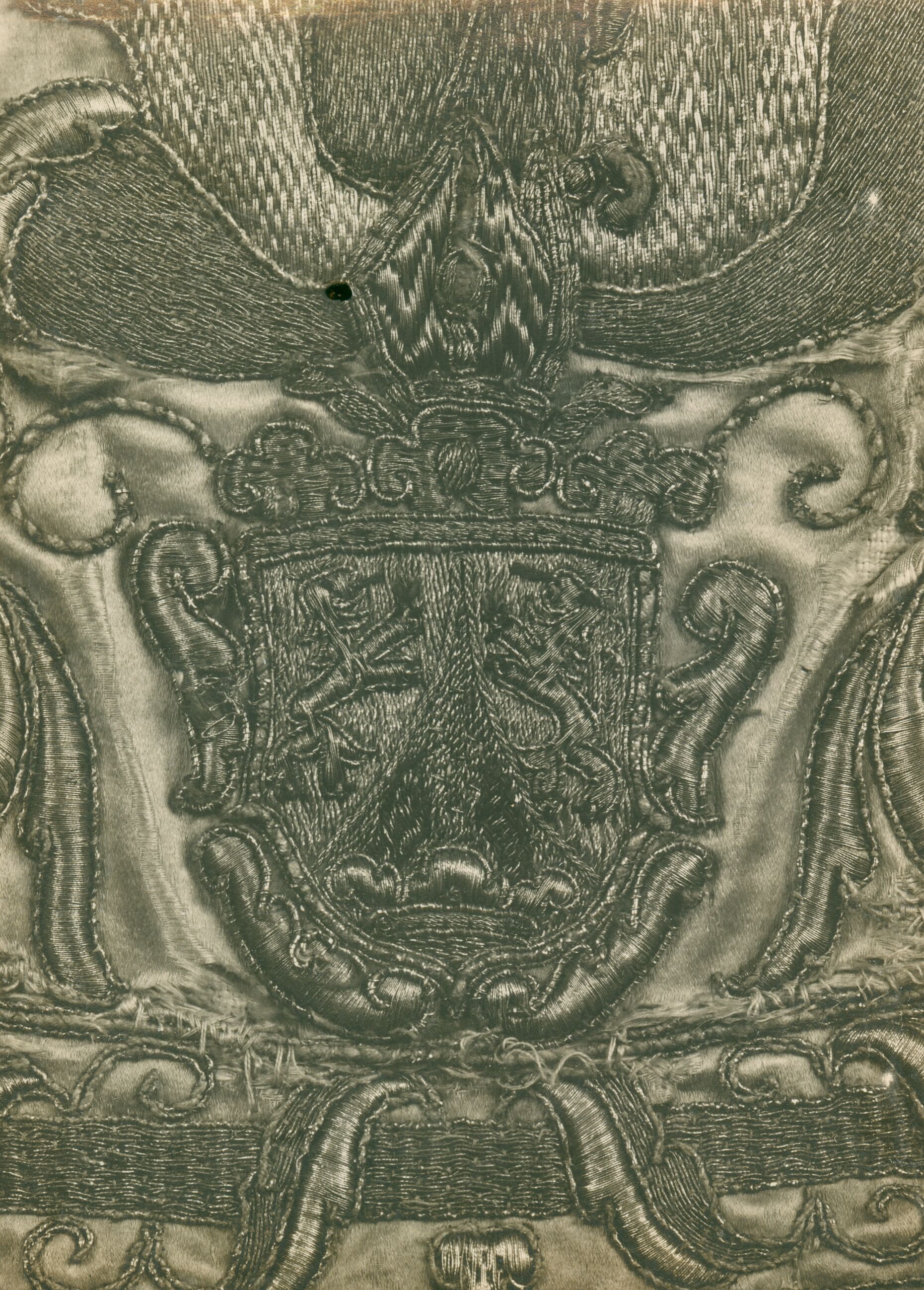 Vladimir Tkalčić, Zagreb - Zagrebačka katedrala - Grb biskupa Stjepana Seliščevića (1694.-1703.). Detalj kazule od bijele svile