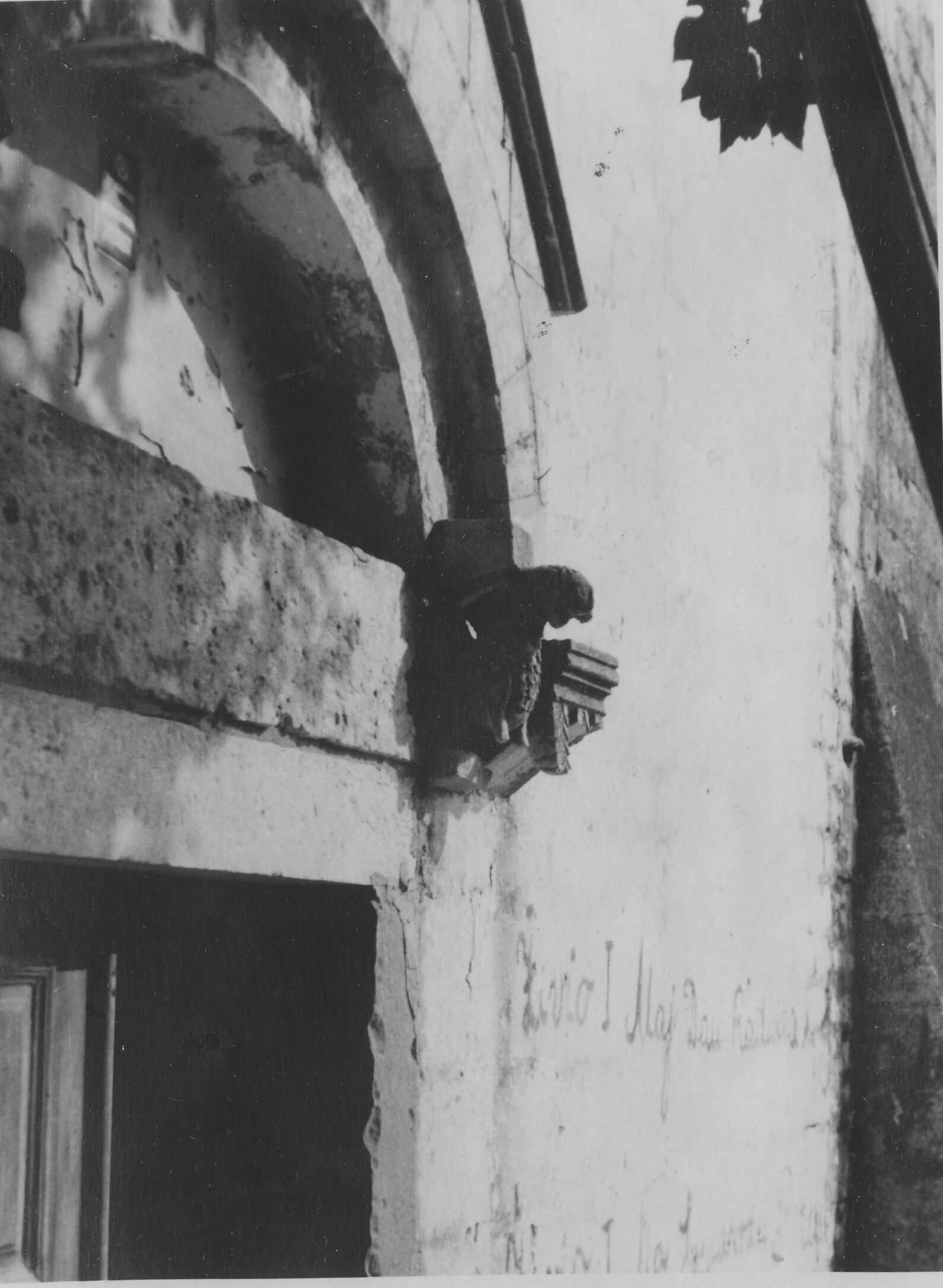 Branko Fučić, Supetarska Draga (Rab), crkva sv. Petra, dio vanjštine: detalj portala s konzolom lučnog nadvratnika