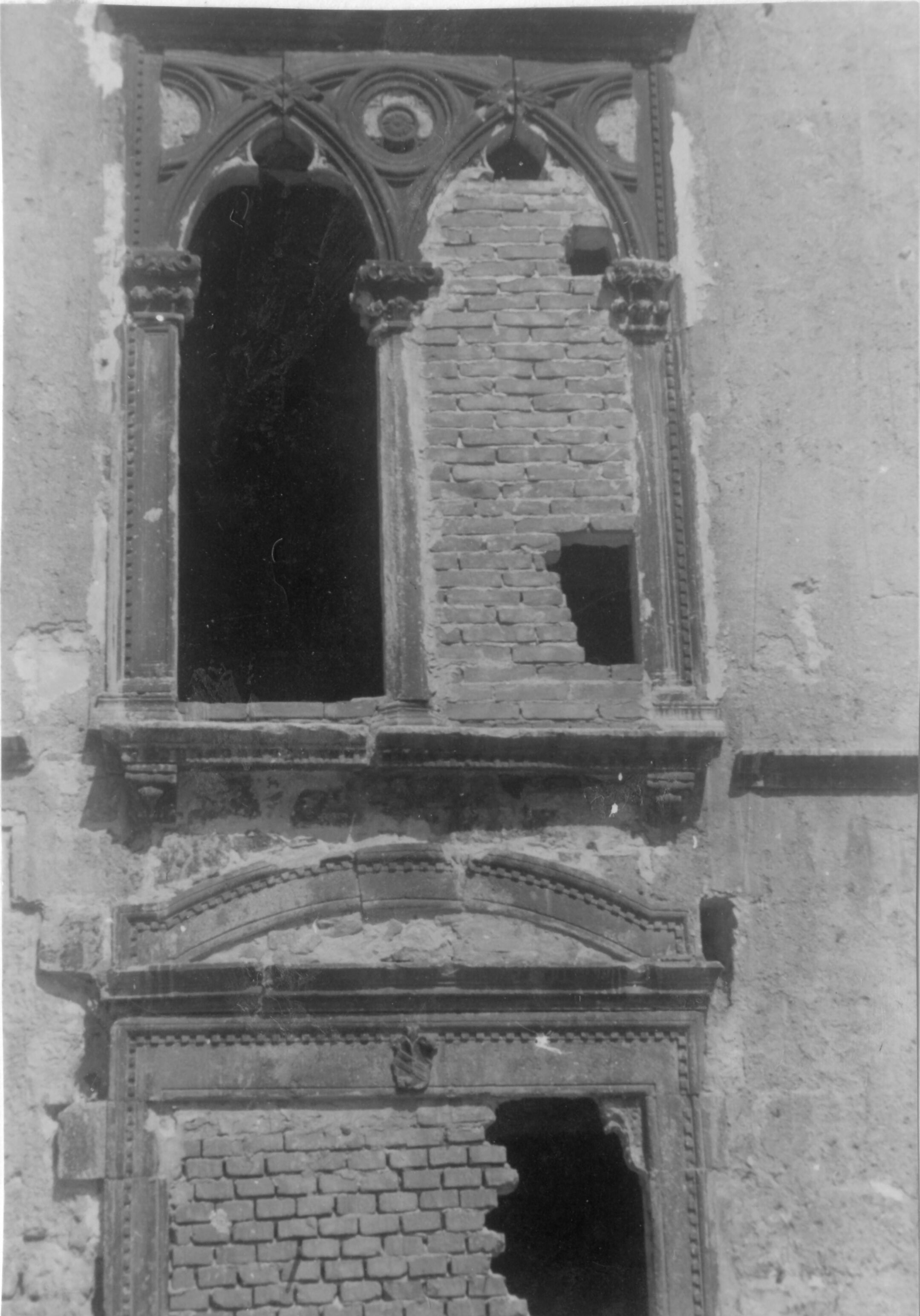 Branko Fučić, Cres, pročelje palazzetta Arsan Petris, detalj pročelja: zazidana gotička bifora; venecijanska gotika