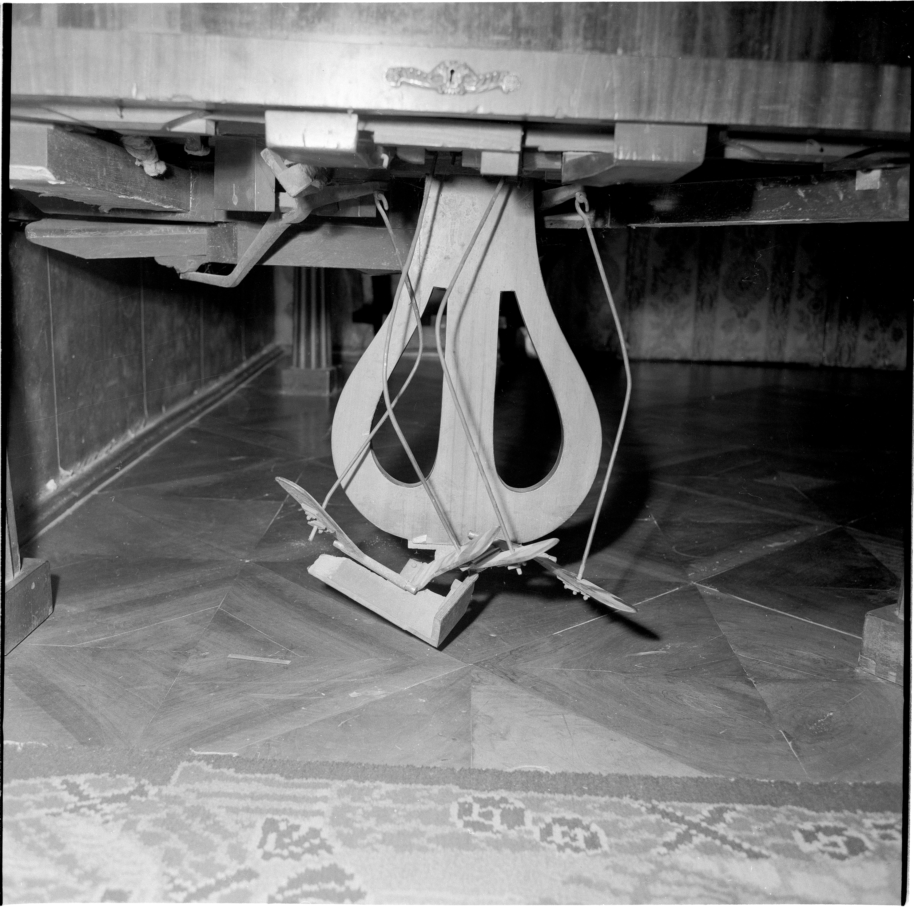 Nino Vranić, Đakovo (Osijek) - Biskupska palača - Detalj fisharmonika - pedal