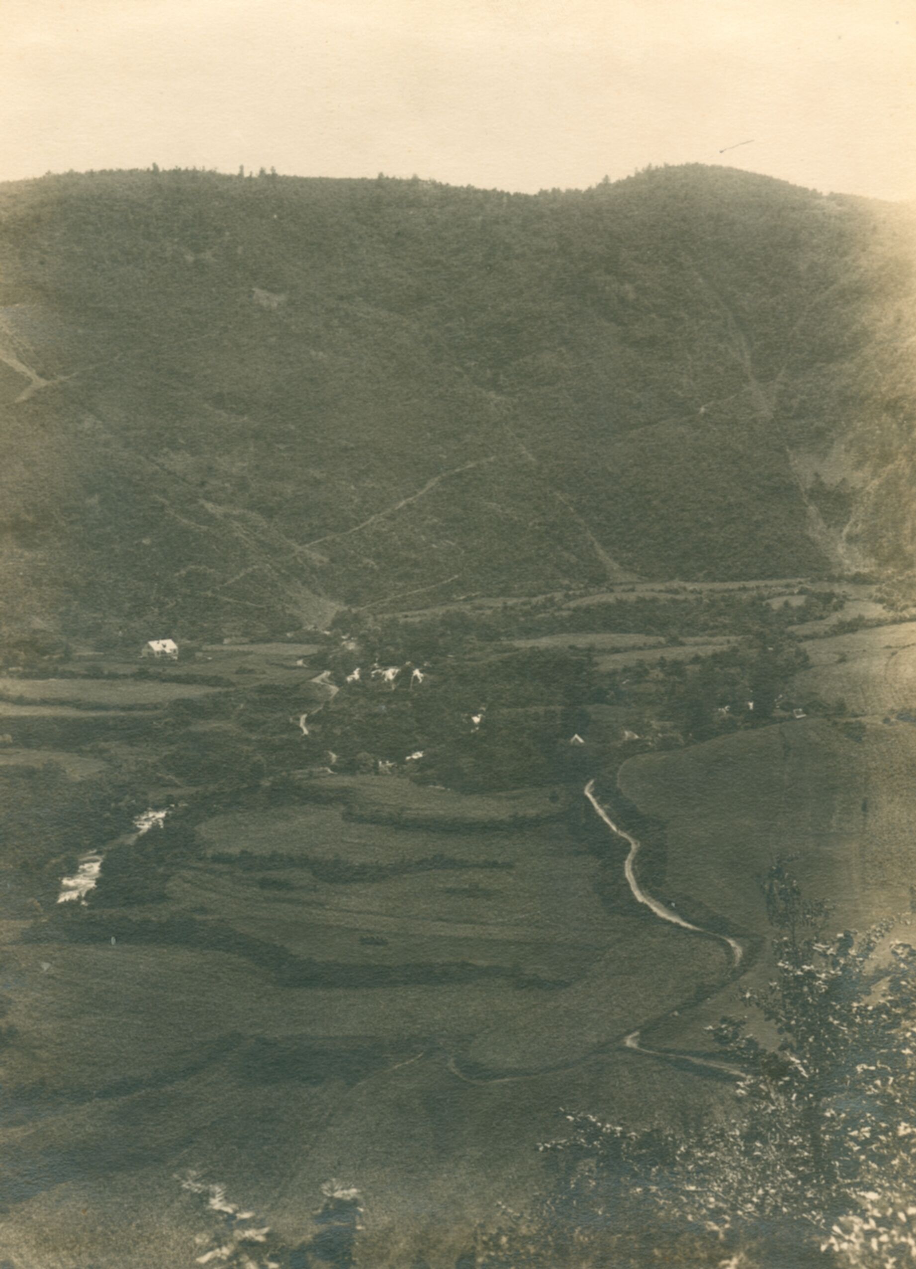 Vaso Margetić, Martinbrod – panorama sela s krajolikom i cestom