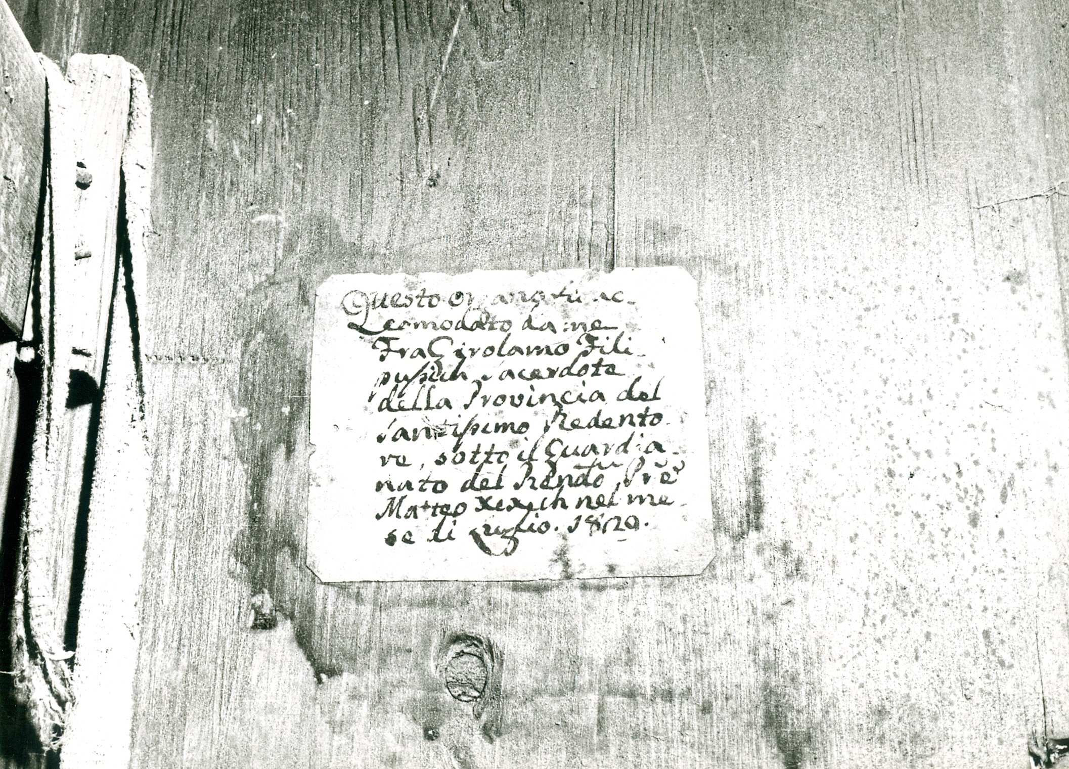 Nino Vranić, Visovac (Drniš) - Crkva franjevačkog samostana - Detalj orgulja - natpis iz 1829. god.
