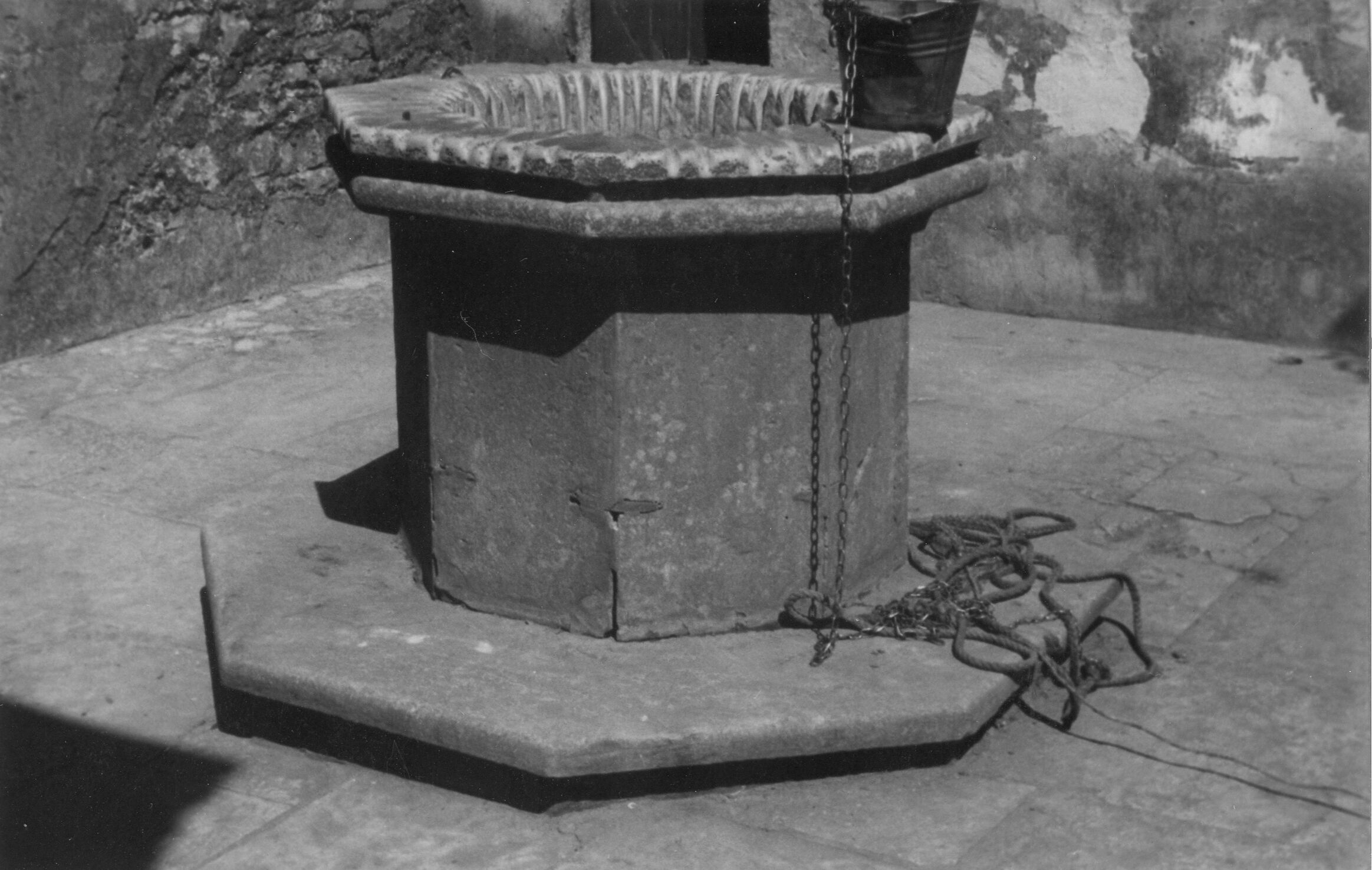 Branko Fučić, Petrovija (Umag), kuća Conte Marković, bunarsko grlo iz 18. stoljeća