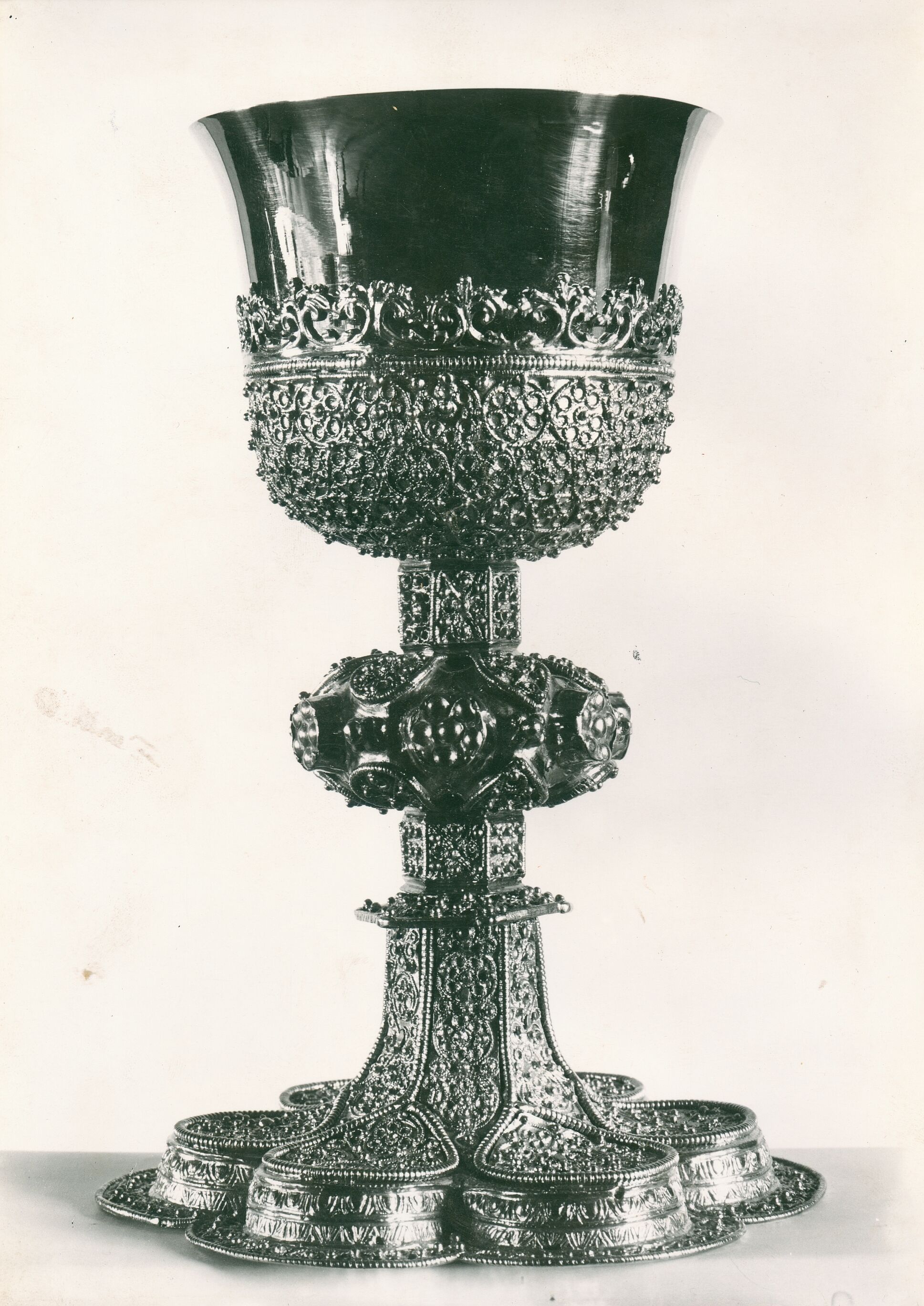 Vladimir Tkalčić, Zagreb - Zagrebačka katedrala - Kalež, pozlaćen, bogato ukrašen filigranom; izrađen oko 1525. godine