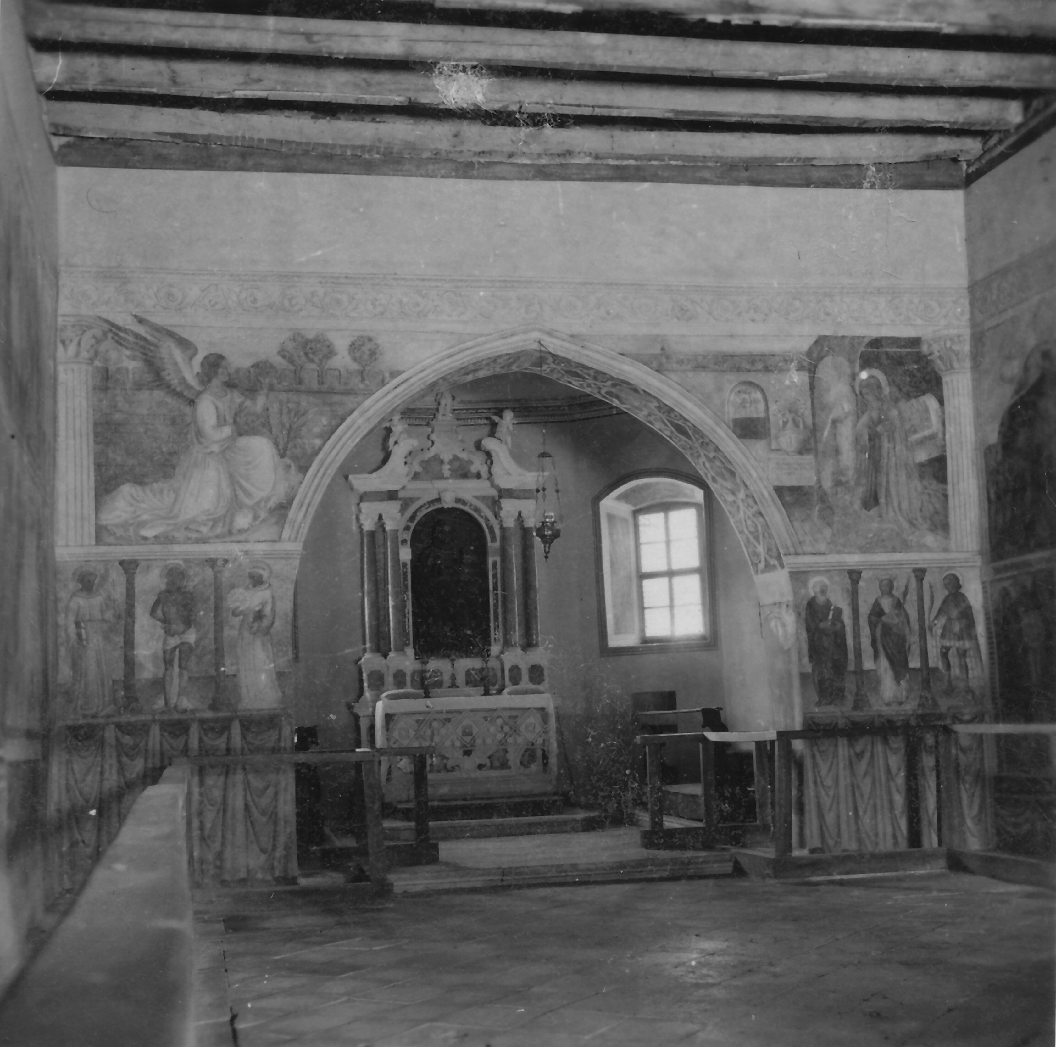 Branko Fučić, Oprtalj, crkva sv. Marije Nuove, unutrašnjost: pogled na svetište s freskama Clereginusa de Justinopoli (Kopar) iz 1471. godine