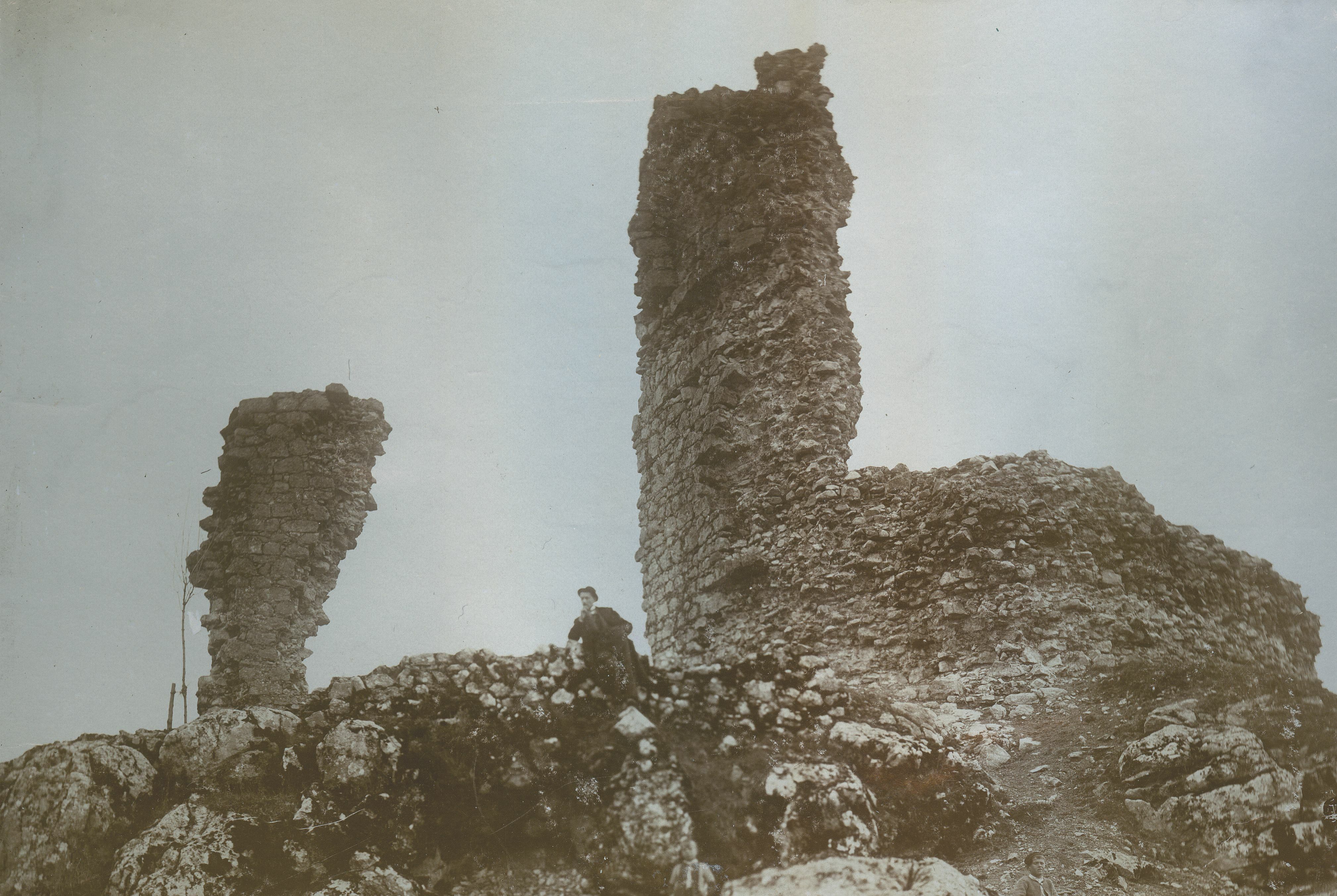 Ivan Rubčić, Bilaj (Gospić), detalj zida s istoka