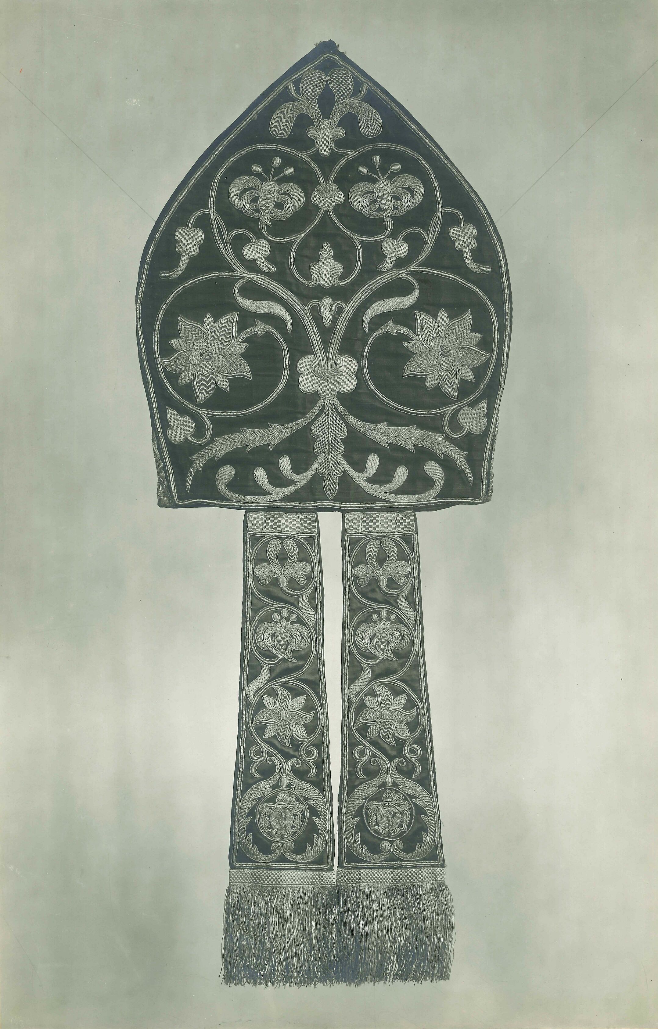 Vladimir Tkalčić, Zagreb - Zagrebačka katedrala - Mitra s grbom biskupa A. Ignaca Mikulića (1688.-1694.)