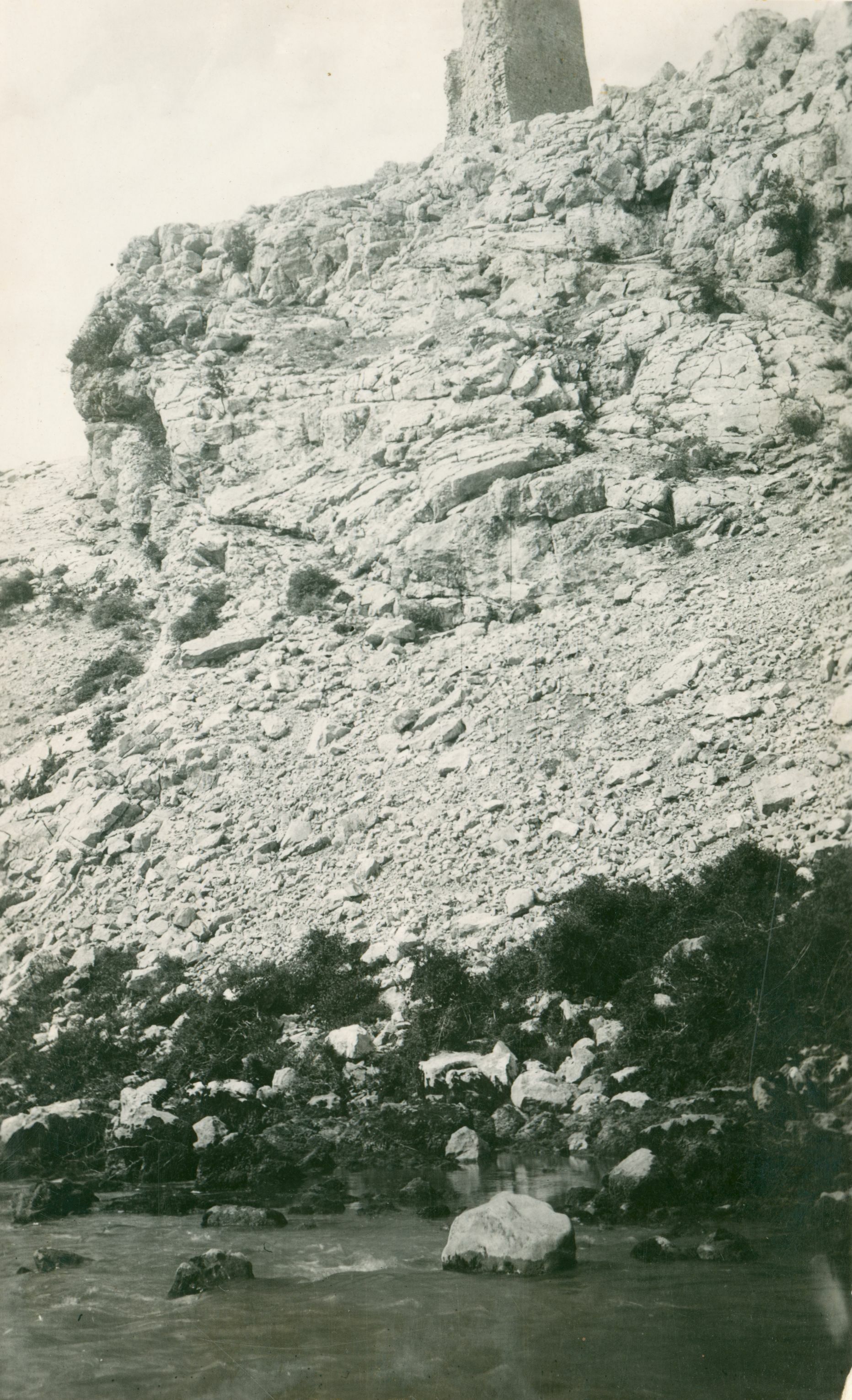 Većeslav Henneberg, Mokro Polje (Ervenik) -Kegalgrad, grad Kegal na pećinama nad Zrmanjom
