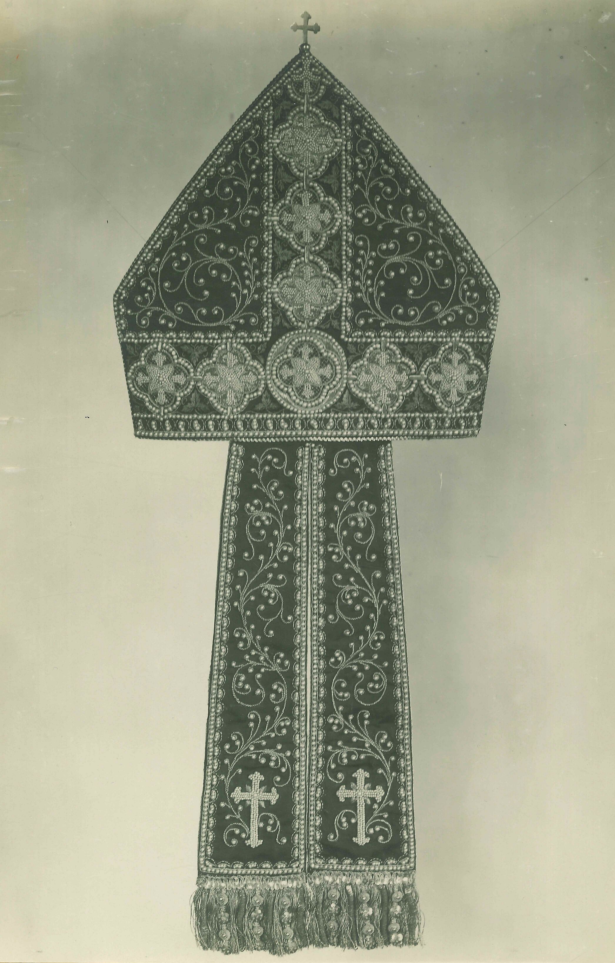 Vladimir Tkalčić, Zagreb - Zagrebačka katedrala - Mitra navezena biserima