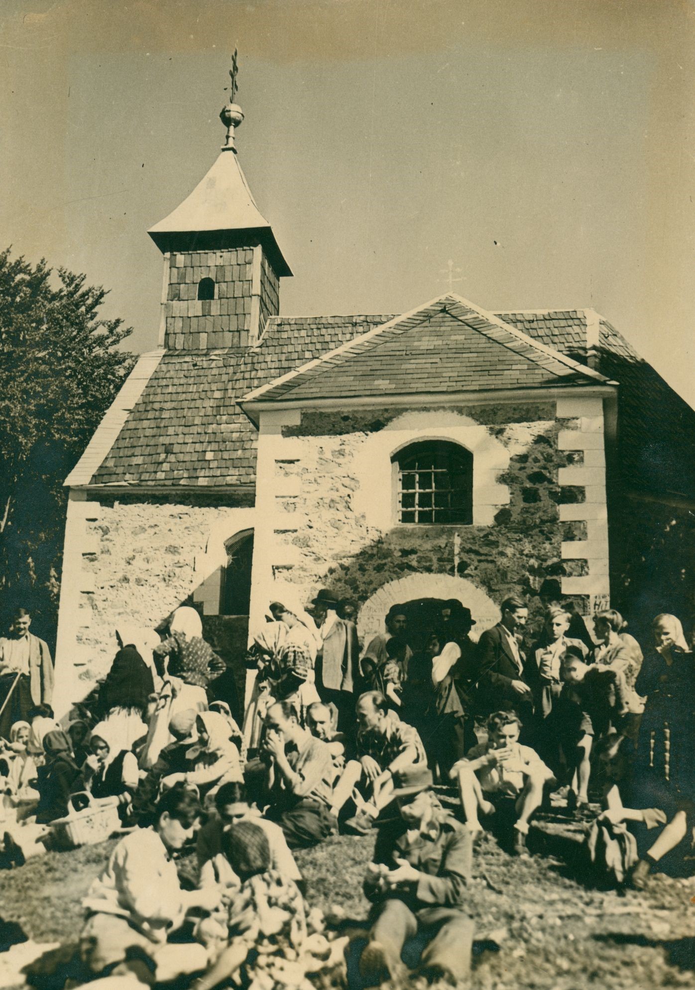Vladimir Horvat, Medvednica - Kapelica sv. Jakova, proštenjari pred kapelicom