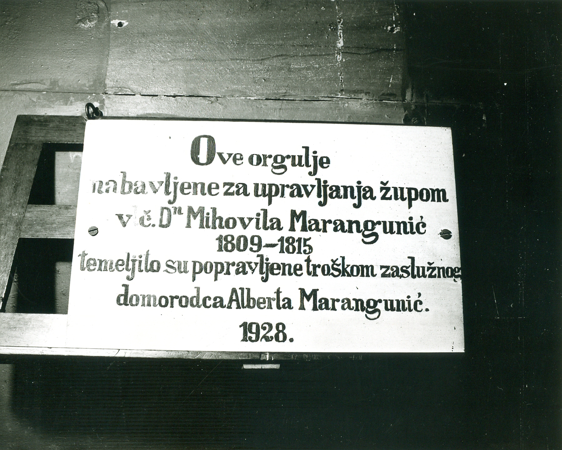 Jug, Milna (Brač) - Župna crkva Blažene Gospe od Blagovjesti - Detalj - pločica s natpisom o nabavi i obnovi orgulja